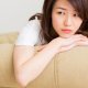 悩む　女性　日本人
