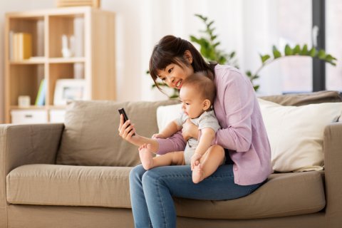 スマホ 赤ちゃん ママ 日本人