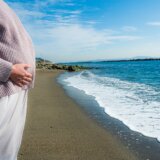 妊婦　海　海岸　旅行　妊娠　お腹
