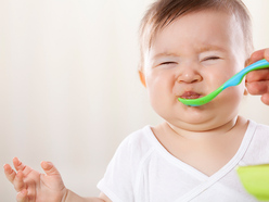 Adulto tentando dar comida para a criança