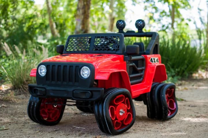 It might look like the wheels have melted, but the Shark Wheels on the Shark SUV for kids are designed for smooth, fast rolling on smooth ground, and grippy on rough terrain