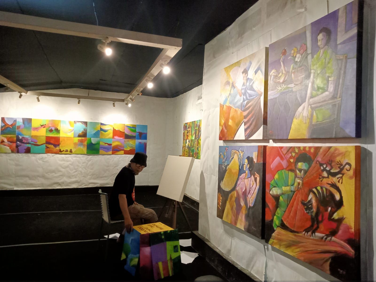 Achmad Fauzi sedang melukis di ruang pameran./WartaBulukumba.Com