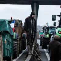 Opération de blocage des agriculteurs encadres par des représentants locaux du syndicat des jeunes agriculteurs et de la FNSEA. Blocage de l’autoroute A16 dans les deux sens, au niveau de Beauvais (Oise) le mardi 23 Janvier 2024. / Photo Karim Daher by Hans Lucas   