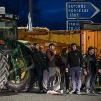 Les agriculteurs des Pyrénées-Atlantiques ont organisé, ce mardi 23 janvier dès 6 heures du matin, des points de blocage au niveau des échangeurs de Bayonne et de Pau centre © Quentin Top / Hans Lucas