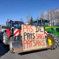 Près de 100 tracteurs se sont installés le long de la barrière de péage - © Violaine Rey RCF Savoie Mont Blanc