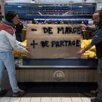 Mouvement d'agriculteurs dans un hypermarché E. Leclerc de Saint-Nazaire / Photo d Estelle Ruiz by Hans Lucas..