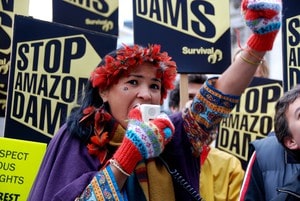 Activistas con pancartas