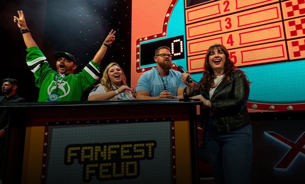 Três jogadores do access feud sendo entrevistados pelo apresentador