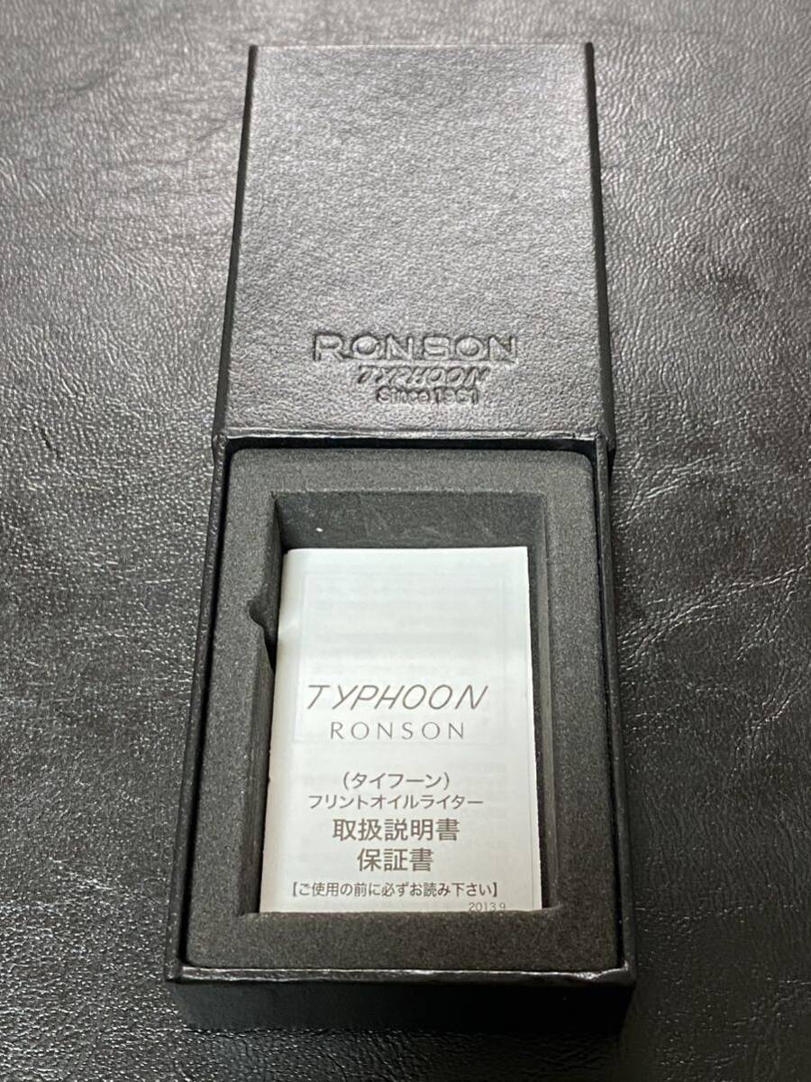 偽物語 ファイヤーシスターズ ロンソン オイルライター 両面デザイン 希少モデル ④ RONSON Typhoon Since 1961 ケース 取扱説明書付き