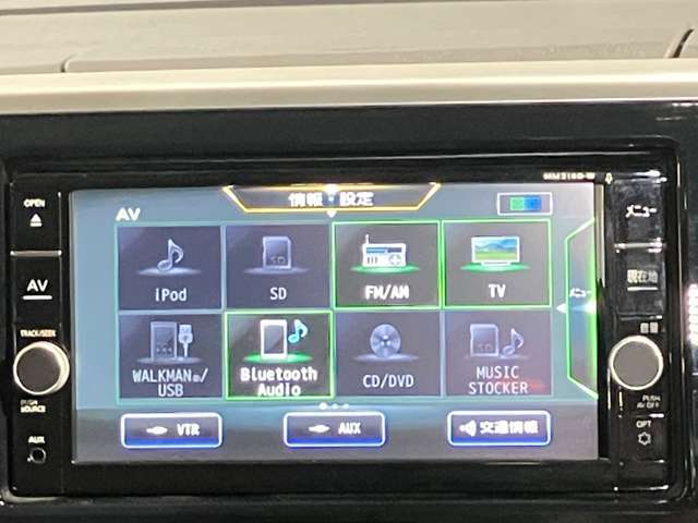 日産純正SDナビ（MM318D-W）です。クリアな画質を楽しんでいただけるフルセグ地デジTVなど、書ききれないほどの機能が満載です。