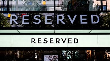 Wielka wyprzeda� w Reserved. Wiosenne kurteczki a� -20%. Co w Sinsay?