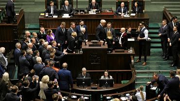Awantura w Sejmie ci�g dalszy. "Twoj� rodzin� zajm� si� s�u�by"