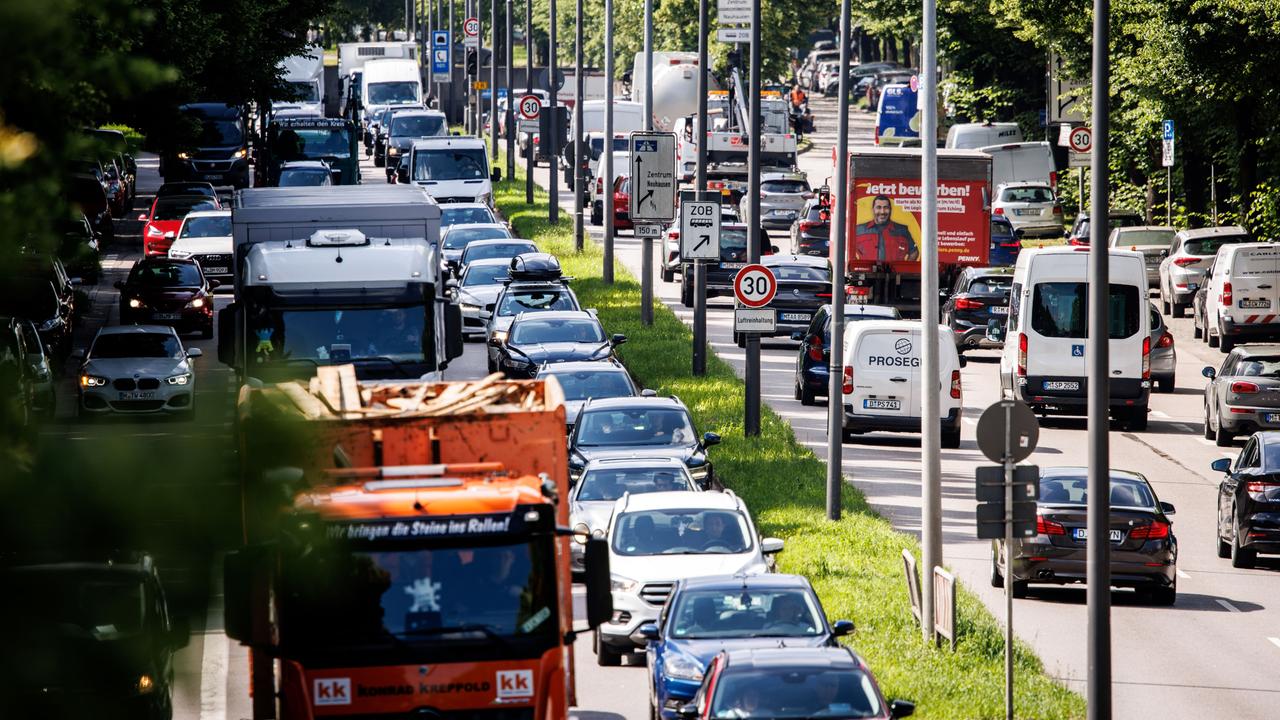 Dichter Verkehr schiebt sich über den Mittleren Ring B2R in München in Höhe der Landshuter Allee.