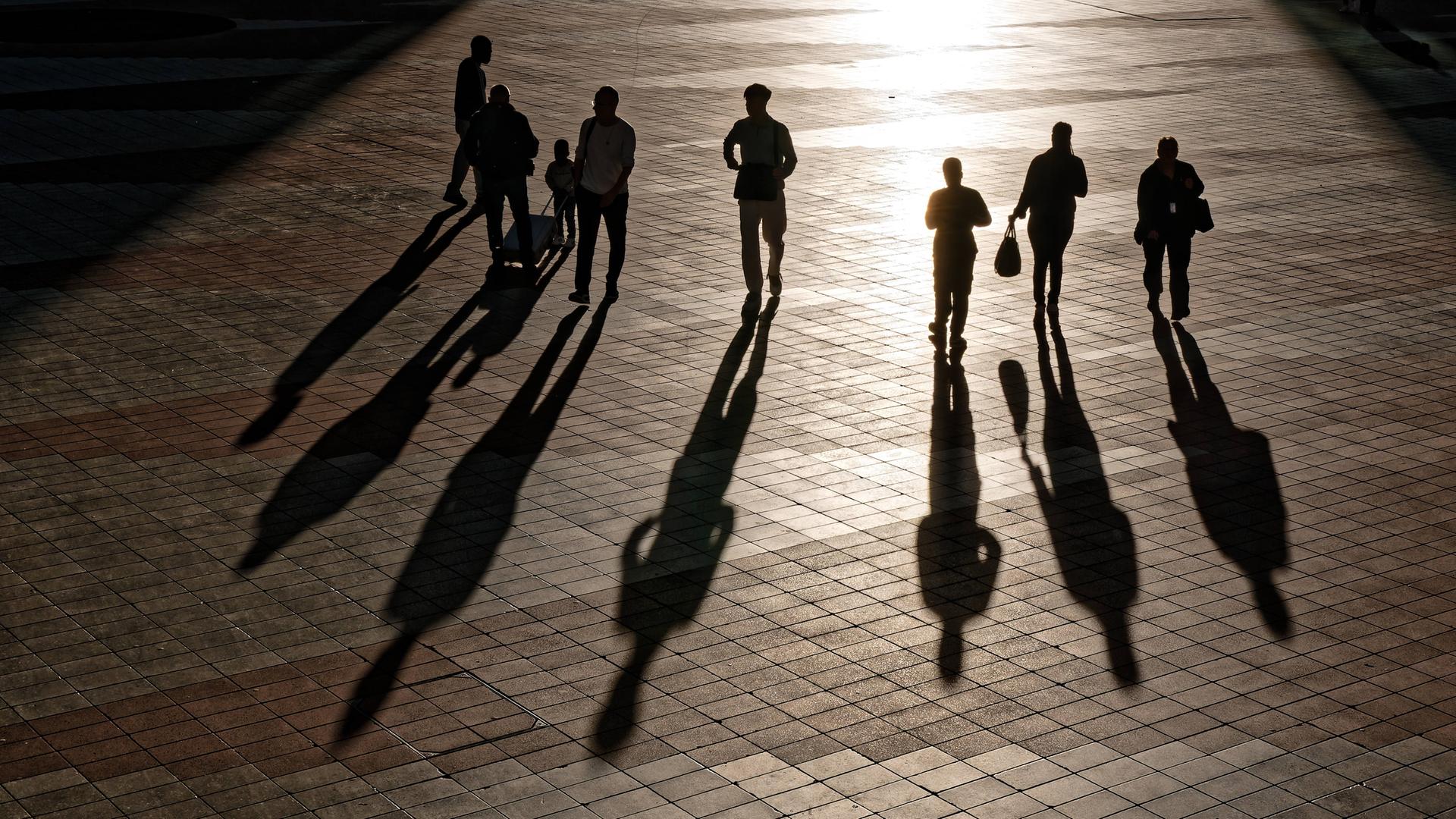 Reisende werfen im Abendlicht malerische Schatten.