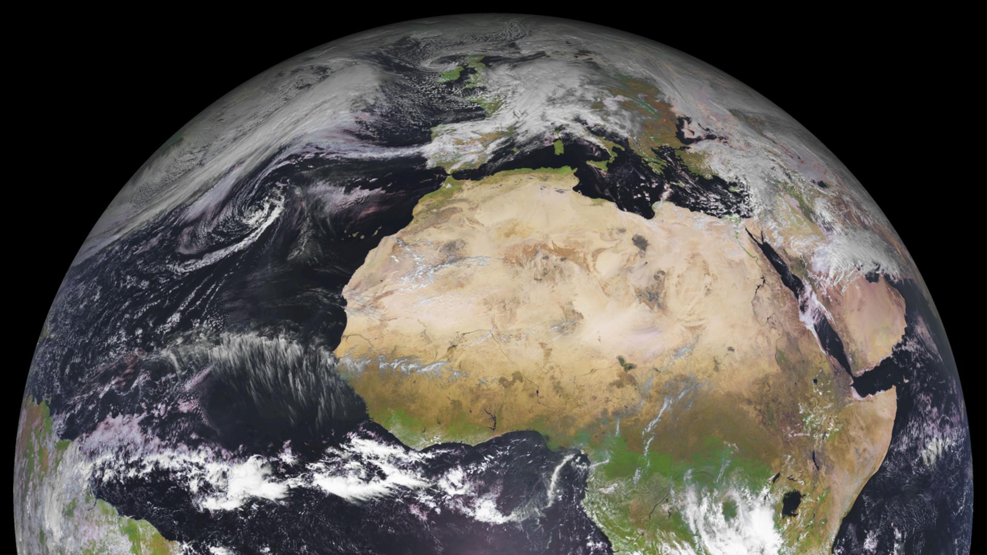 Das soll eine Scheibe sein? Die Erdkugel (klar erkennbar an der perspektivischen Verzerrung zum Rand hin), aufgenommen von einem Meteosat-Wettersatelliten.
