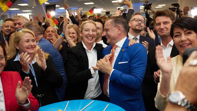 Alice Weidel (M) und Tino Chrupalla (Mitte r), beide AfD-Bundesvorsitzende, jubeln in der AfD-Parteizentrale bei der Prognose zur Europawahl.