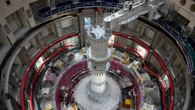 Eine große runde Halle mit einer Säule aus Metall in der Mitte