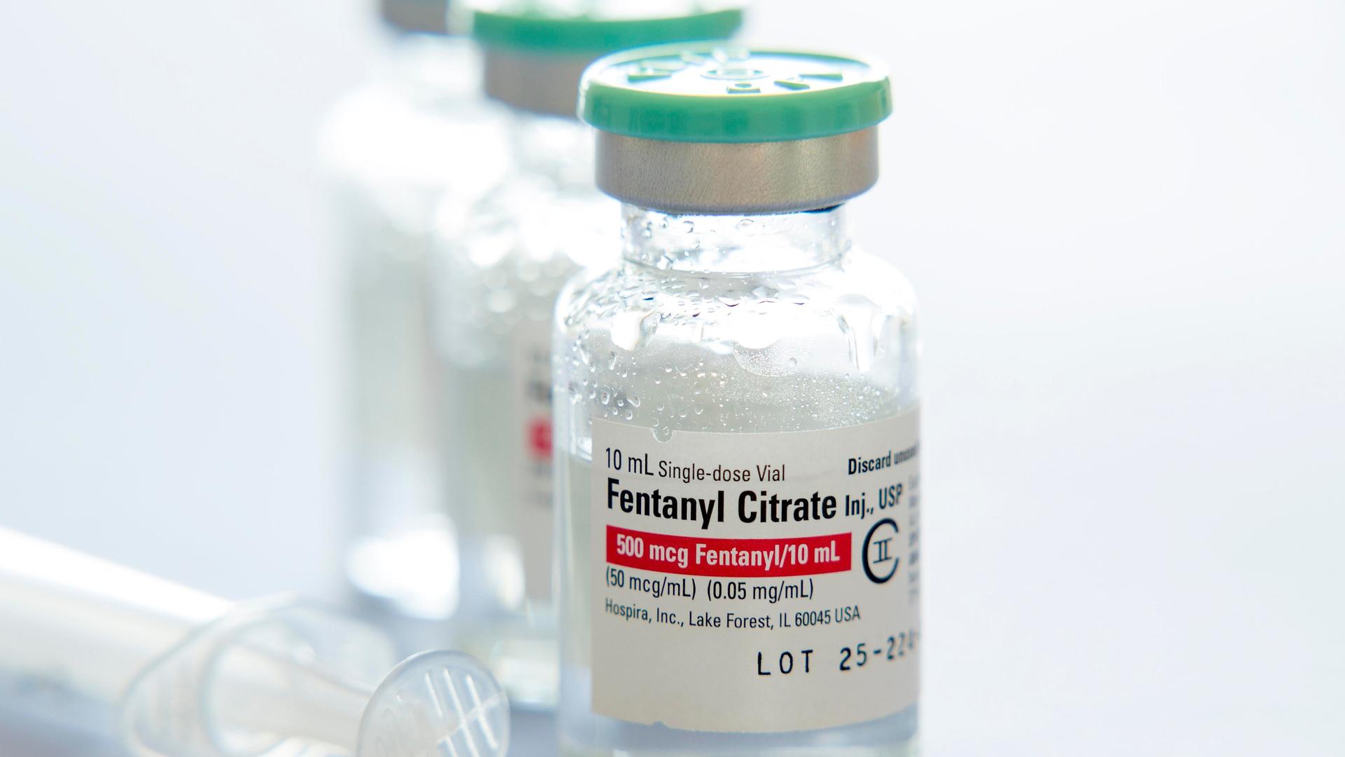 Man sieht ein Fentanyl-Zitrat-Fläschchen.