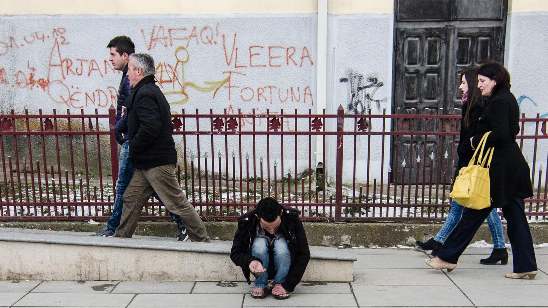 Ein Mann bettelt barfuß um Geld in in Pristina, der Hauptstadt des Kosovo.