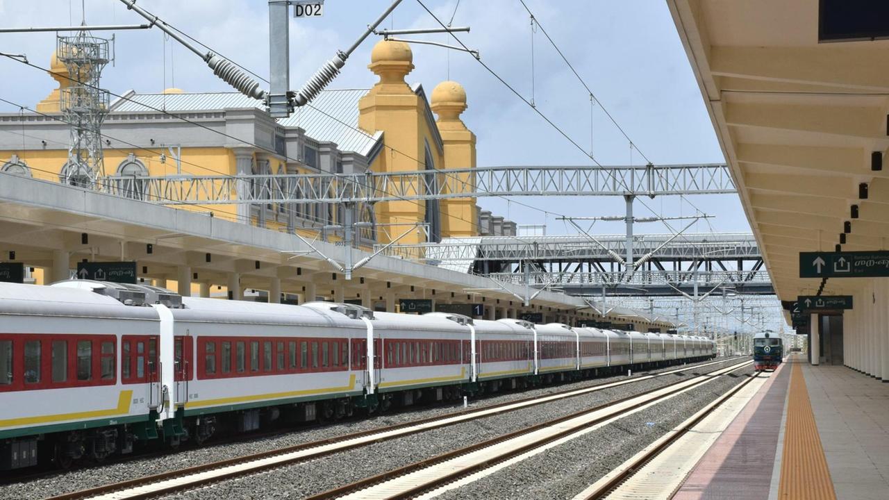 Der neue Bahnhof von Addis Abeba am 10.08.2017 mit einem in China gebauten Reisezug.