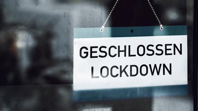 Auf einem Schild, das im Fenster eines Geschäfts hängt, steht „Geschlossen – Lockdown“. 