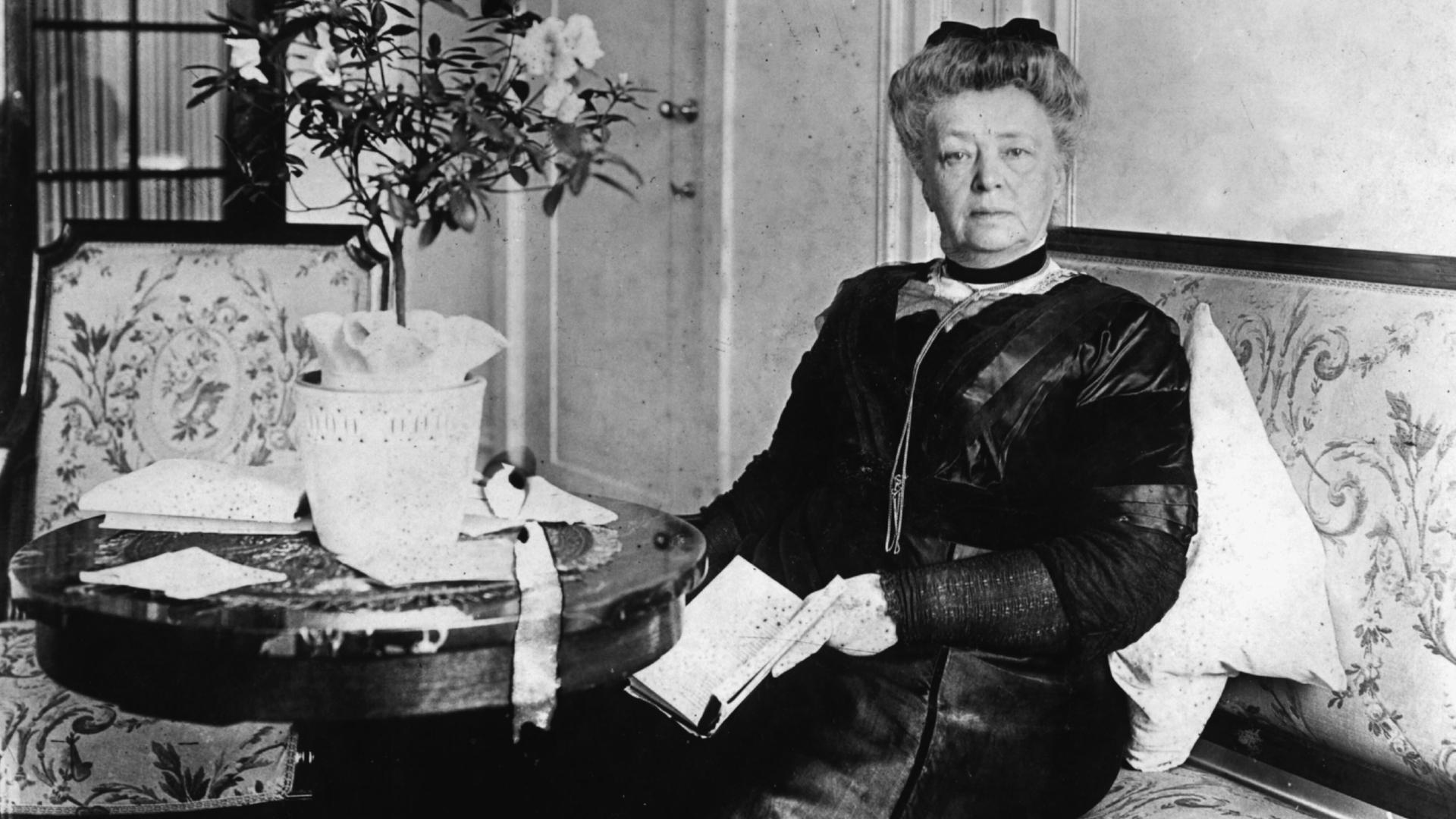 Bertha von Suttner in einer Fotoaufnahme: Sie sitzt auf einem Foto und blickt in die Kamera