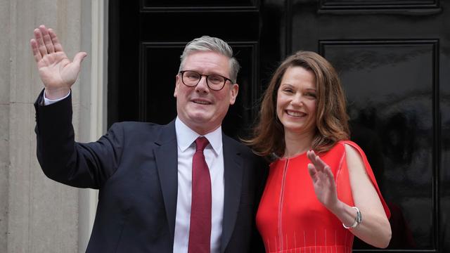 Der neue britische Regierungschef Keir Starmer und seine Frau Victoria auf den Stufen vor Downing Street 10 in London, dem offiziellen Sitz des Premierministers.