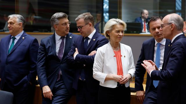 Luxemburgs Premierminister Luc Frieden, Portugals Premierminister Luis Montenegro, EU-Kommissionspräsidentin Ursula von der Leyen, Finnlands Premierminister Petteri Orpo, Kroatiens Premierminister Andrej Plenkovic, und Ungarns Premierminister Victor Orbán (v.r.) stehen beim EU-Sondergipfel am 17.6.2024 in Brüssel. 