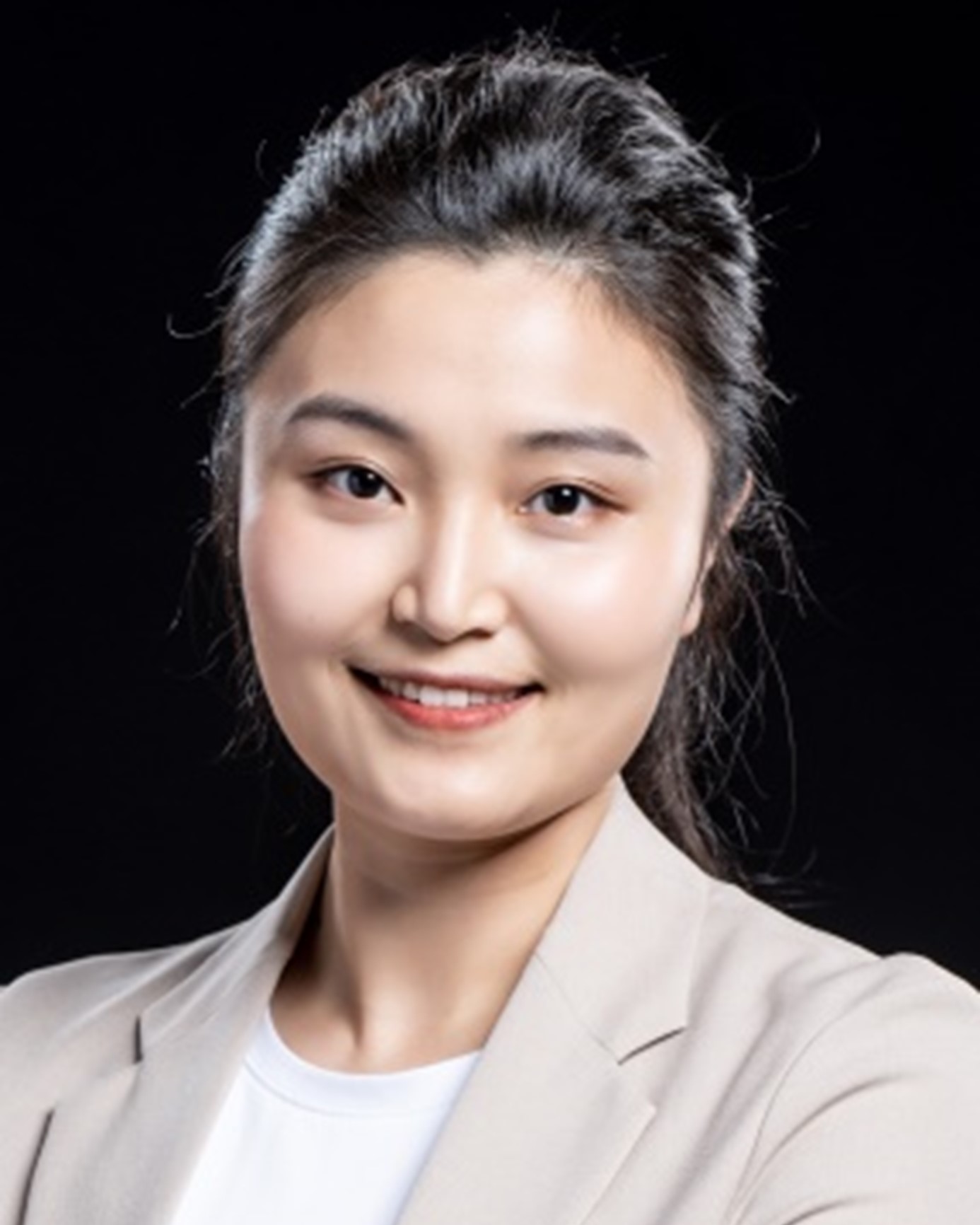 Photo of Xiaolu Zhuo.