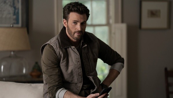 Chris Evans protagoniza Ghosted (Apple TV+).