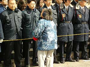一方的記者会見に抗議する労働者