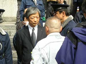佐藤さんに窮状を訴える労働者