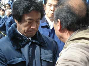 抗議する労働者