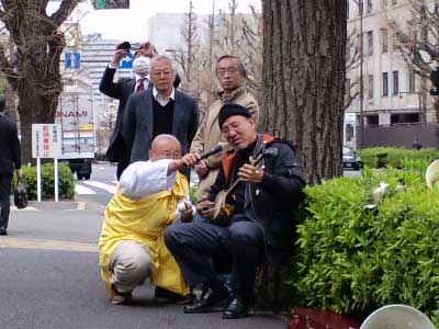 知花昌一さんの三線(さんしん)弾き語り
