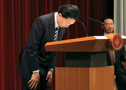 頭を下げる鳩山首相