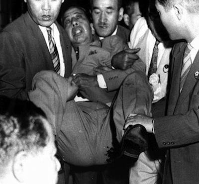 60年安保 岸首相、官邸を去ろうとして右翼に刺される
