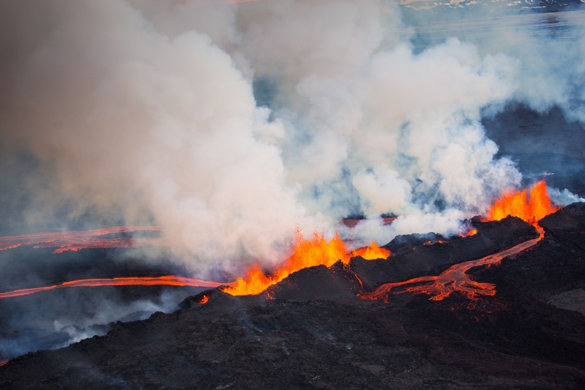 fuego, fumar, volcán, naturaleza, calor, caliente, llama, quemar, ardiente, vapor, peligro, lava, cráter, bosque, paisaje, resplandor, montaña, explosión, géiser, rojo, hoguera, gas, activo, Llamas, desastre, evento, Forma de relieve volcánica, Fissure vent, Fenómeno geológico, Tipos de erupciones volcánicas, naranja, Campo volcánico, negro, contaminación, geología, Llanura de lava, Cúpula de lava, volcán en escudo, Roca volcanica, Stratovolcano