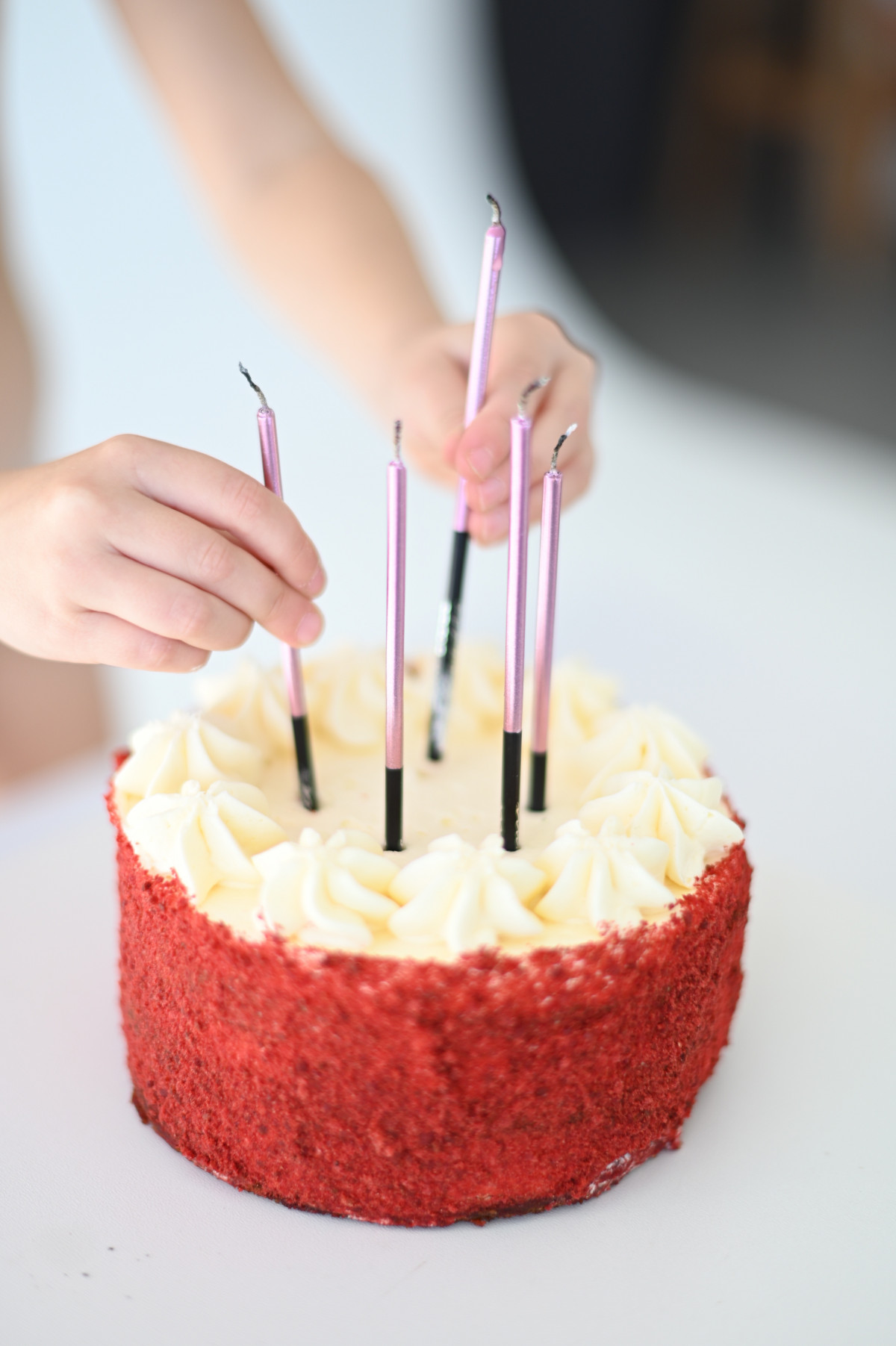 케이크, 식품, 생일 촛불, 양초, 케이크 꾸미기, Cake decorating supply, 성분, 레시피, 요리, 구운 식품, 밀랍, 설탕 케이크, 크림, 요리, 미술, 생일 케이크, 버터 크림, 생일, 디저트, 당 공급, 행사, 설탕, 빵 굽기, 낙농, 단맛, Chiboust cream, Torte, 휘핑 크림, 불꽃, 퐁당 과자, 착빙, 조리, 생과자, 쿠첸, 파티, 인테리어 디자인, 기념일, 요리 예술, 마스카 포네, 파스텔, 위안 식품, 네일, 냉동 디저트, 왕실 장식