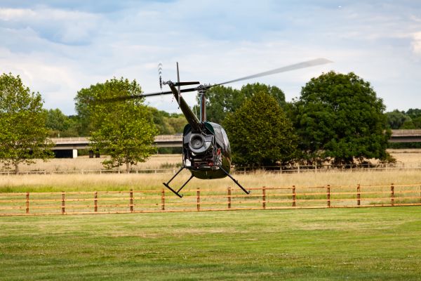 black helicopter,helicopter taking off,脱掉,直升机,飞行,挡风玻璃