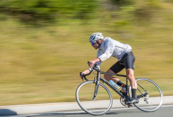 おとこ,自転車ヘルメット,自転車,タイヤ,ホイール,自転車用品および消耗品