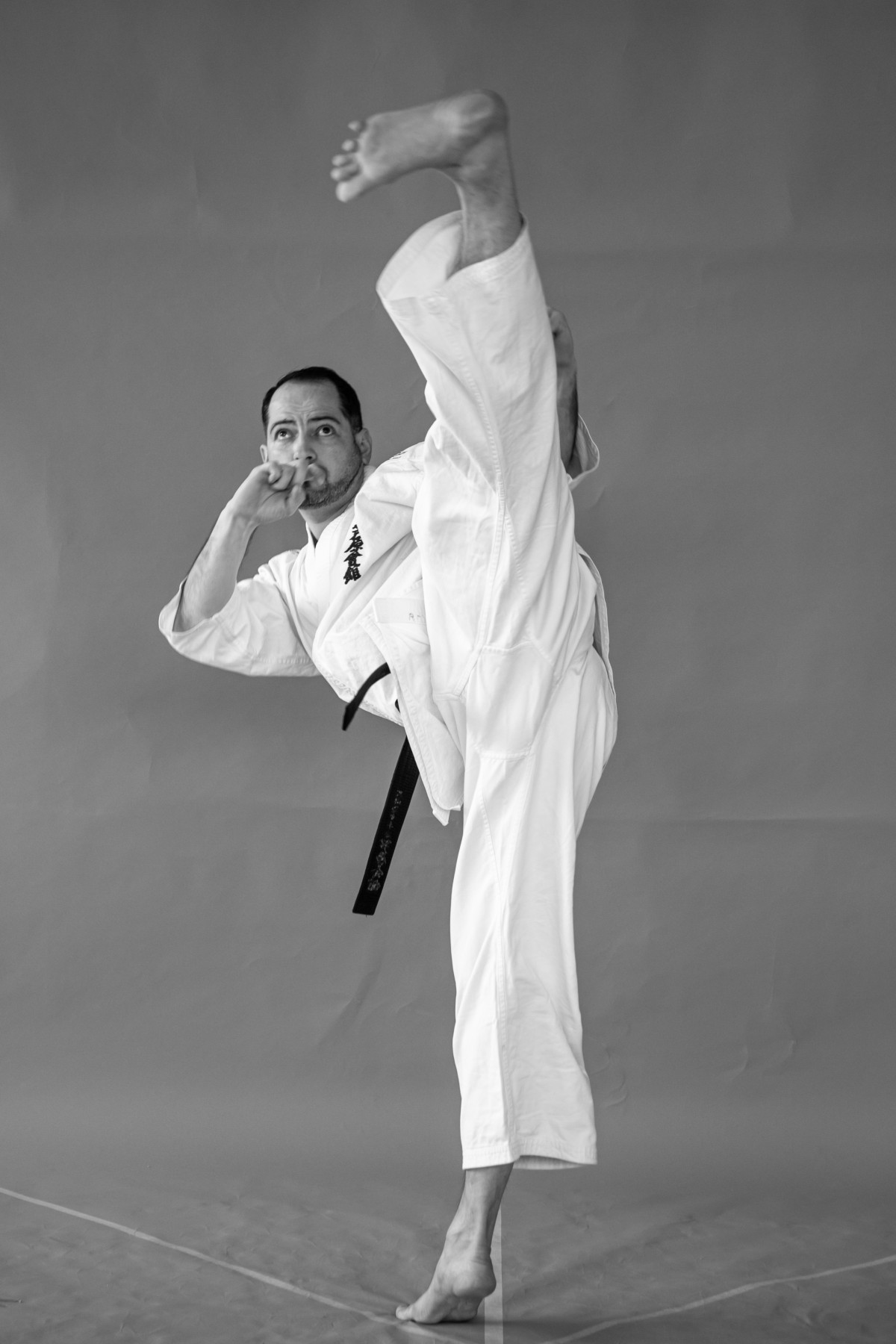 Ashihara Karate, Martial arts uniform, gesztus, ujj, tánc, japán harcművészetek, küzdősportok, küzdősport, előadóművészet, könyök, szórakozás, contact sport, sport-, karate, esemény, kung fu, monokróm fényképezés, művészet, Athletic dance move, monokróm, sztrájk, verseny esetén, boldog, koreográfia, feltűnő küzdősportok, egyéni sportok, egyenruha, táncos, Shidokan, teljesítmény, cselgáncs, rúgás, térd