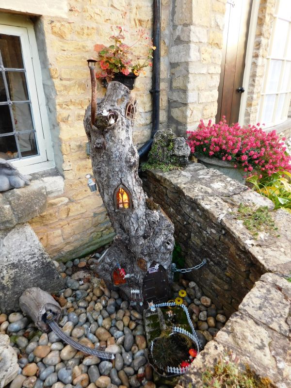 Quaint little garden,quaint garden,фея градина,Bourton on the Water,the Cotswolds,Англия