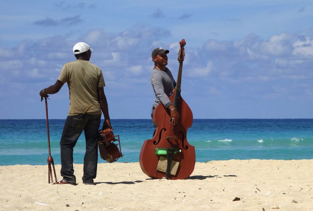 Meer, Sand, Strand, Sommer-, blau, Ozean, Himmel, Sonne, Künstler, Musiker, Musiker, Gehen, Instrumente, Musikinstrumente, Gitarre, Schlagzeug, Bongos, Bass, Trompete, Strohhut, Menschen, Band, Gruppe, Männer, Freunde, sexy, cool, schwarze Haut, people of colour, tanzen, Musik-, Salsa, Rumba, Lebensfreude, Party, beach club, Cocktail, Unterhaltung, Konzert, Performance, Ferien, Ferien, Lateinamerika, Karibik, Mexiko, tropisch, exotisch, Insel, Paradies, Afrika, Schwarz lebt materie, Tourismus, Menschlich, Ufer, Spaß, Küste, Anpassung, Reise, Freizeit, Erholung, Landschaft, Kuba, Havanna, Musikinstrument, Geigenfamilie, Saiteninstrument, Gebogenes Streichinstrument, Küsten- und Ozeanlandschaften, Gezupfte Streichinstrumente, Streichinstrument Zubehör, People in nature, Musikinstrument Zubehör, Musik Künstler, Band plays, azurblau, People on beach, Künstler, Urlaub, Kontrabass, tololoche, Cellist, Violone, Volksinstrument, klassische Musik, Tropen, Sonnenhut, Cello, Schwarm, Indian musical instruments, Bass-Geige, Straßen-Performance, Singen sand