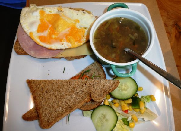 lunch,salade,soep,brood,omelet,uitsmijter