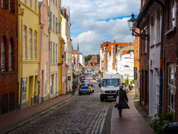 gate, Lübeck, Luebeck, Tyskland, biler, himmel