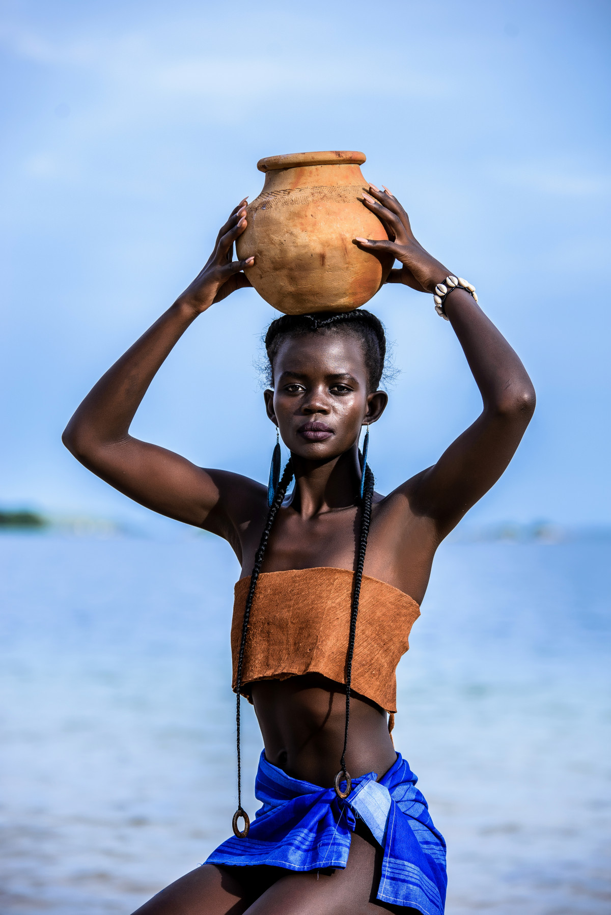 carregando, mulher, modelo, lago, barco, sentado, Preto, africano, agua, mar, período de férias, Diversão, menina, de praia, Roupa de banho, céu, abdômen