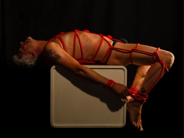 lijfeigenschap,bondage man,male bondage,rope bondage,red rope,touwwerk