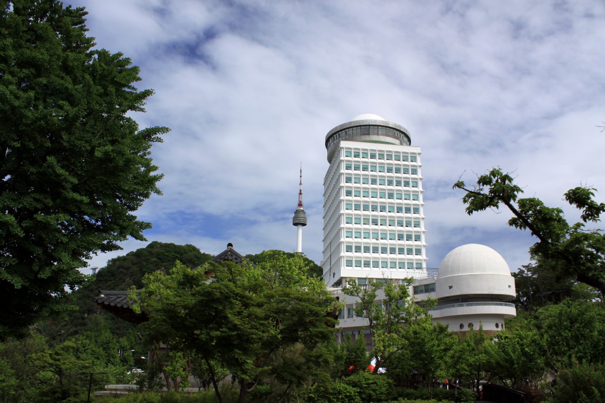 n torre, Bldg, cielo, nube, estate, architettura, costruzione, area metropolitana, giorno, città, palazzone, punto di riferimento, grattacielo, area urbana, insediamento umano, Torre, albero, condominio, botanica, immobiliare, sede centrale, edificio commerciale, pianta, paesaggio, orizzonte, mondo, quartier generale, centro, casa, facciata, tenuta, turismo, uso misto