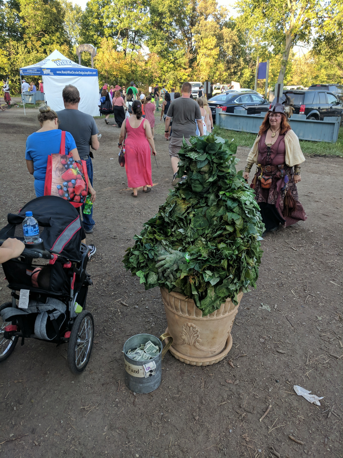 Blatt, Baum, Mann, Verkleidung, Festival, Beängstigend, Produkt, öffentlicher Raum, Pflanze, Holzige Pflanze, Erholung, Baby Produkte, Strauch, Fahrzeug, Markt