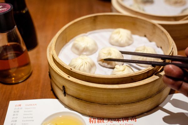 soup dumplings,xiaolongbao,Sjanghai,dumplings,eetstokjes,schotel